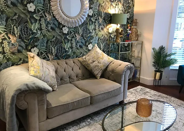 The Cheltenham, Stylish 1-Bed Victorian Apartment